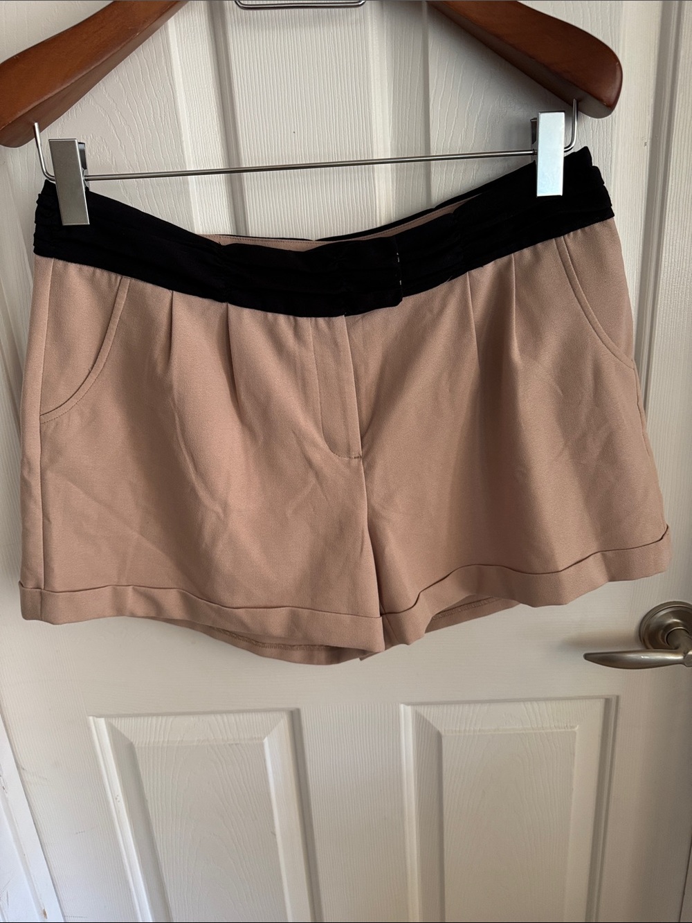 Jennifer Lopez Beige Shorts with Black Waistband NWOT size 14‎